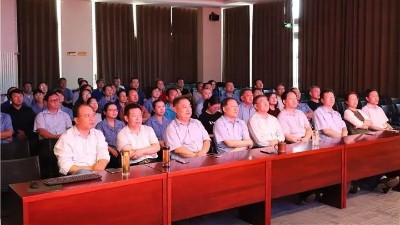 金彩山党委组织党员干部员工收看国庆七十周年大会