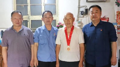 公司为老党员颁发“光荣在党50年”纪念章